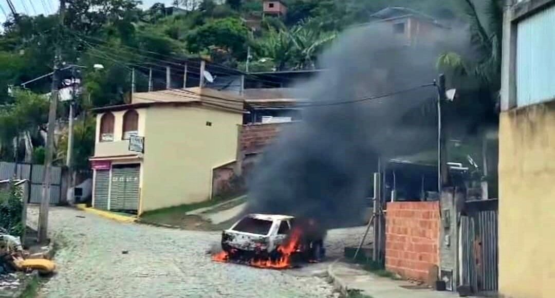 Carro pega fogo em via do bairro São José, em Cantagalo