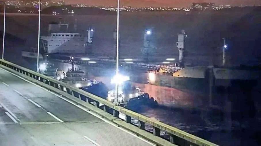 Navio que estava ancorado há seis anos atinge ponte Rio-Niterói