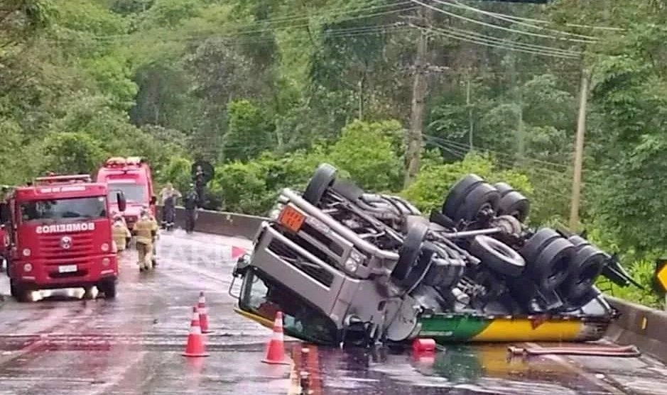Carreta de combustível tomba e interdita BR-116, em Teresópolis