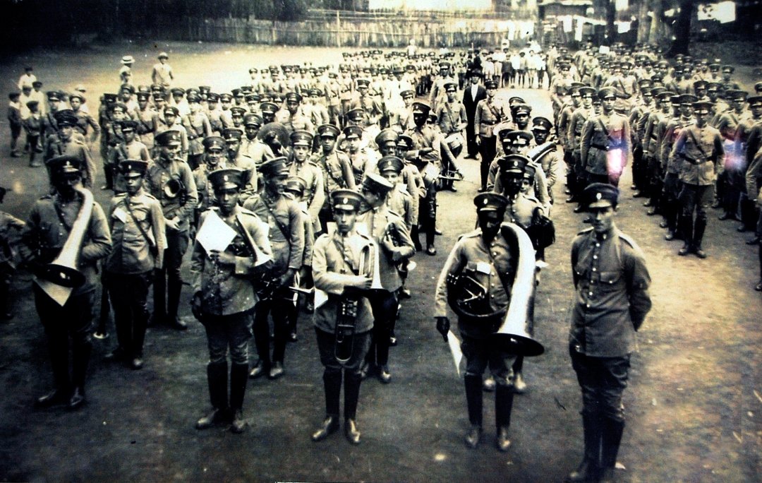 As linhas de tiro e o tiro de guerra em Nova Friburgo 4 Imagem de 1927 quando o Tiro de Guerra funcionava no antigo hotel Leuenroth, acervo pessoal.