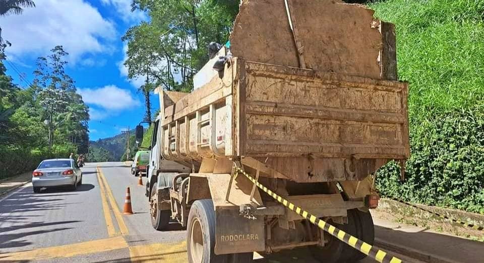 Trabalhador morre após cair do caminhão de coleta de lixo em Santa Maria Madalena