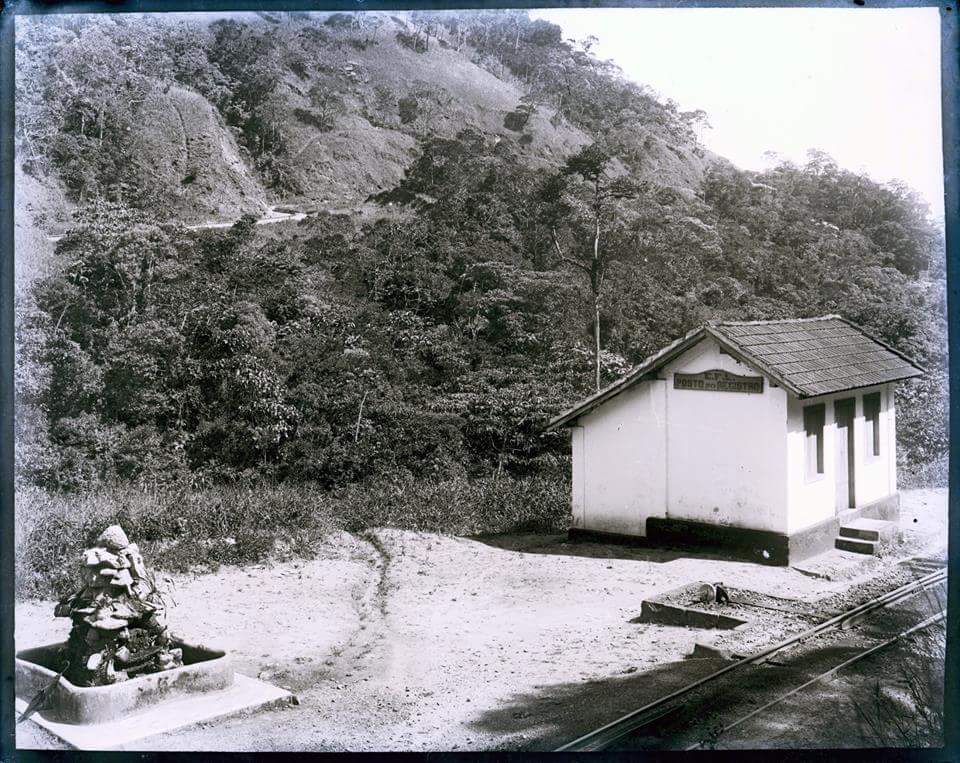 Uma viagem de trem a Nova Friburgo: o passado manda lembranças 4 Posto do Registro e a fonte onde os passageiros bebiam água. Acervo RFFSA