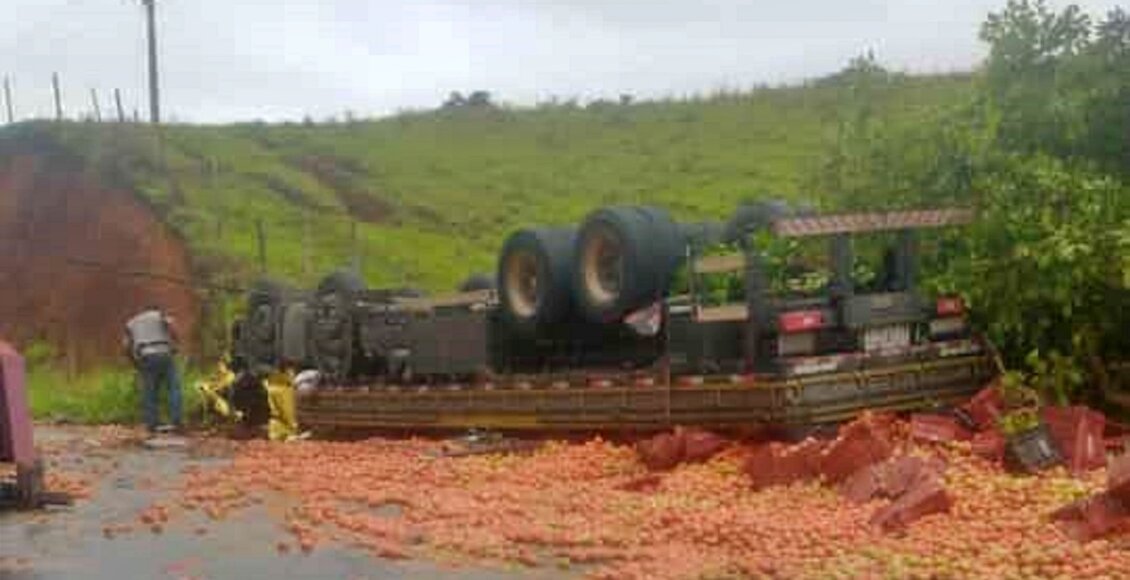 Motorista morre após caminhão de tomate tombar na RJ-186, em Pádua