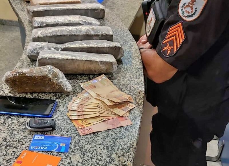 Homem é preso transportando quase 10kg de drogas em São Fidélis