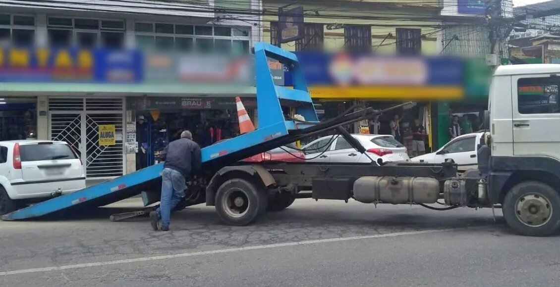 Friburgo: Smomu reboca carros na Avenida Euterpe Friburguense