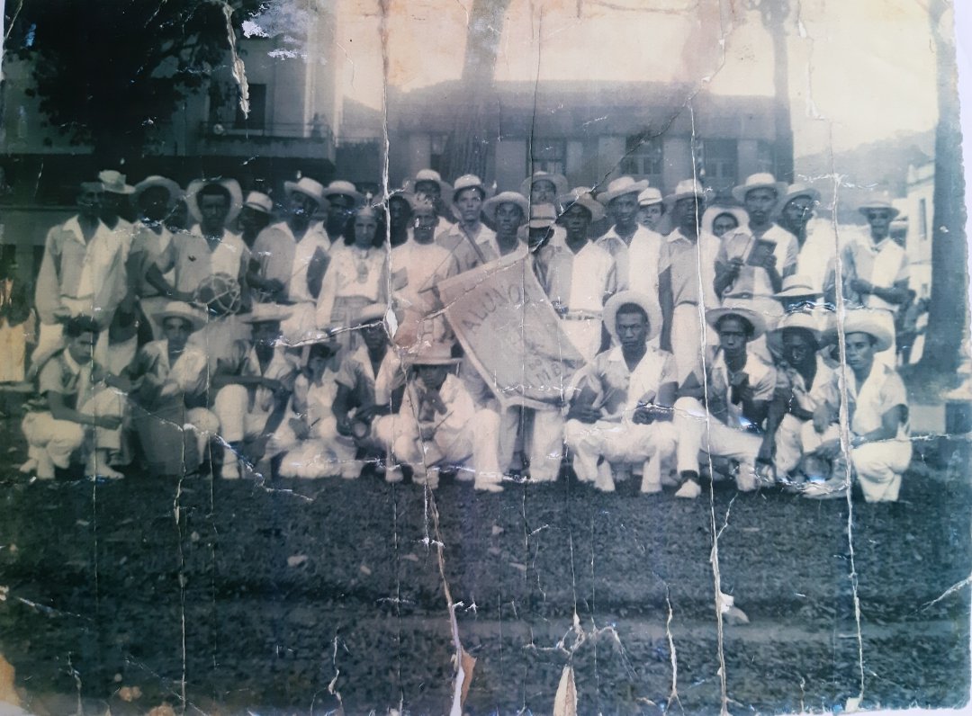 Do entrudo a escola de samba: a história do Carnaval em Nova Friburgo 3 Alunos do Samba de Conselheiro Paulino, década de 1950. Acervo pessoal