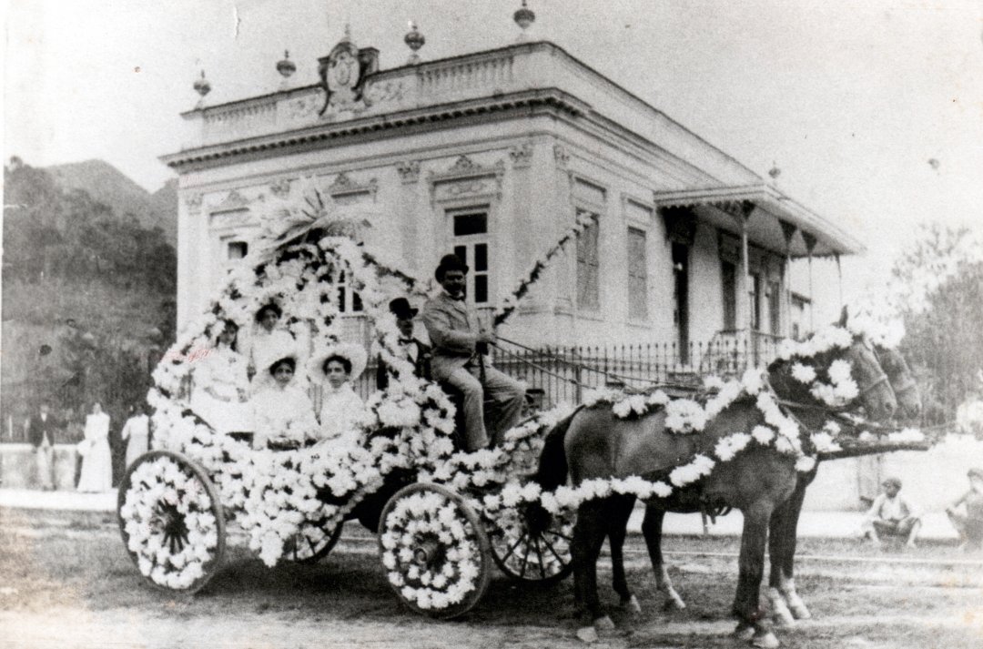 Do entrudo a escola de samba: a história do Carnaval em Nova Friburgo 2 Carruagem na Batalha das Flores. Acervo pessoal