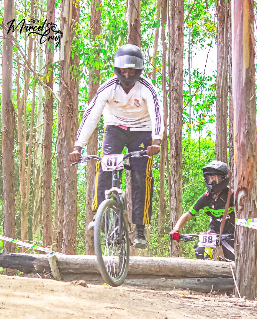 Atleta de Cantagalo supera dificuldades e se destaca no downhill 1 Mesmo com bicicleta emprestada e inadequada, Andrey Silva consquistou o terceiro lugar entre profissionais do esporte. (Foto: Marcel Cruz)