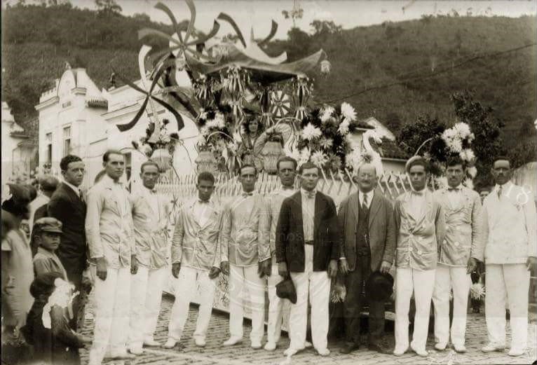 Do entrudo a escola de samba: a história do Carnaval em Nova Friburgo 6 Rancho carnavalesco Mimosa Violeta. Acervo FD João VI