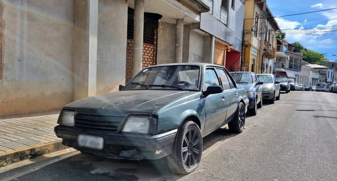 Após cinco meses, carro abandonado é recolhido do centro de Cantagalo