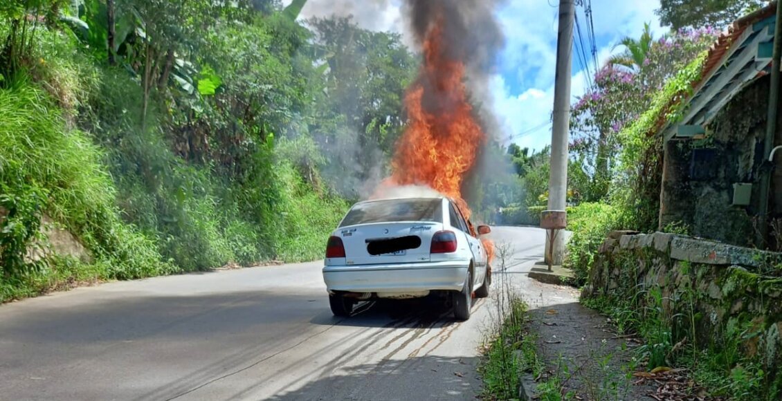 Carro pega fogo no bairro Girassol, em Nova Friburgo