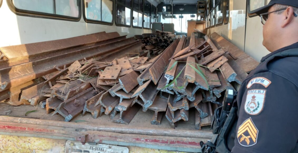 Cinco homens são detidos com doze toneladas de trilhos de trem, em Campos dos Goytacazes