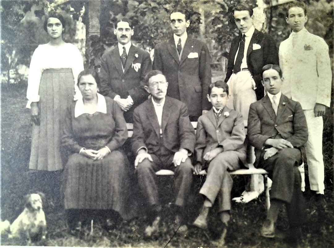 Prefeitura desapropria palacete histórico em Nova Friburgo; entenda a história 1 O casal de portugueses Antônio e Carolina com os sete filhos. Acervo Áurea Maria Almeida