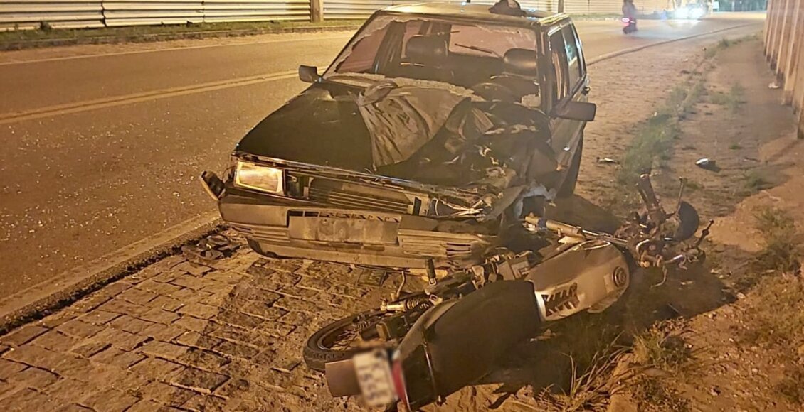 Colisão entre carro e moto deixa duas pessoas feridas em Macuco