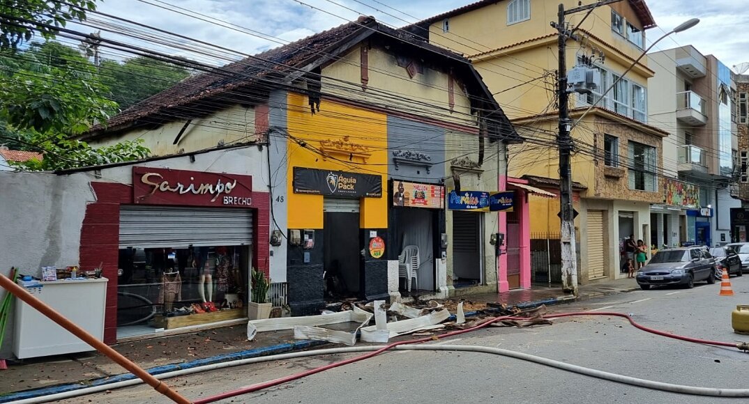 Incêndio de grandes proporções atinge lojas no Centro de Cordeiro