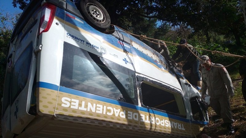 Acidente entre carro e van da saúde deixa vários feridos na RJ-186