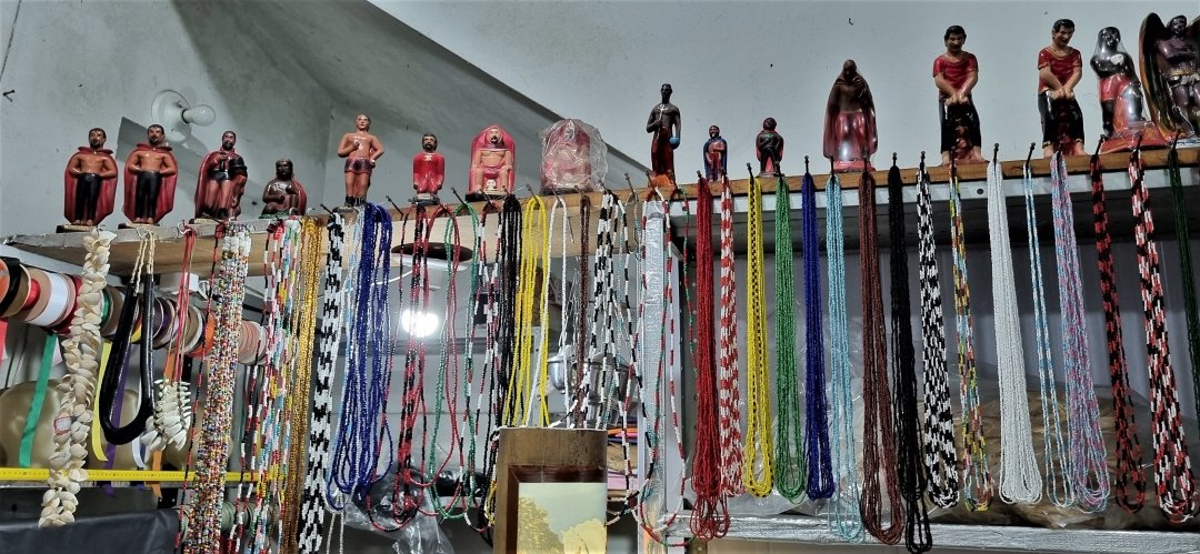 O candomblé em Nova Friburgo: um mundo desconhecido 5 Colares de miçangas, guia que corresponde a um Orixá. Acervo pessoal