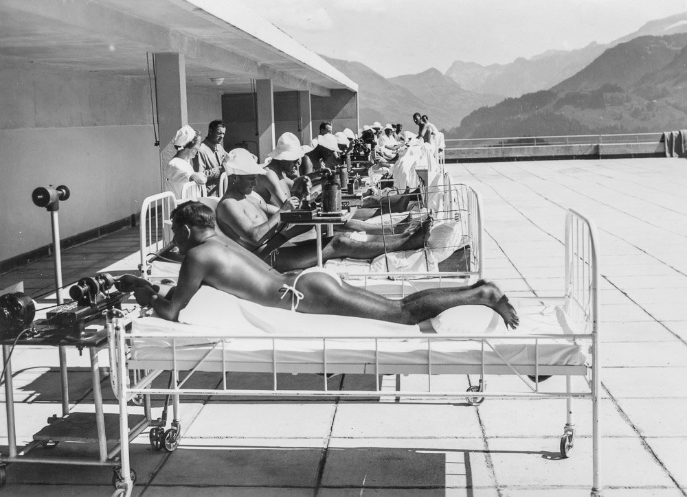 A tuberculose e o Sanatório Naval de Nova Friburgo 8 Pacientes tuberculosos tomam sol no Sanatório de Leysin. Acervo internet