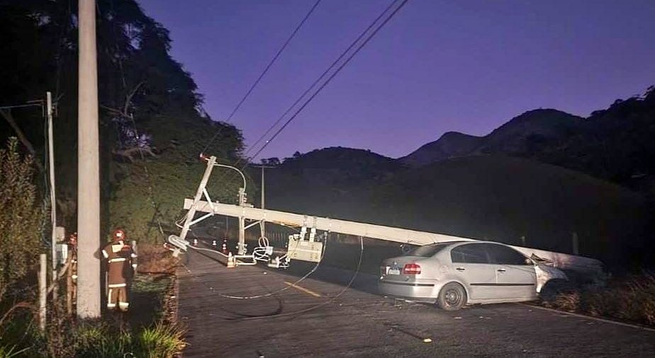 Poste cai em cima de carro após colisão em Trajano de Moraes