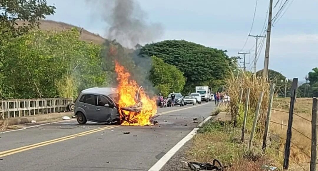 Carro pega fogo após batida com ambulância em Itaocara