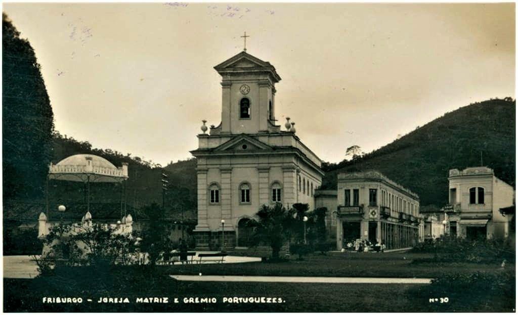 Peça teatral celebra os 90 anos do Grêmio Português de Nova Friburgo 6 Antiga sede do Grêmio Português à direita na foto, no segundo pavimento. Acervo Márcio Gonçalves