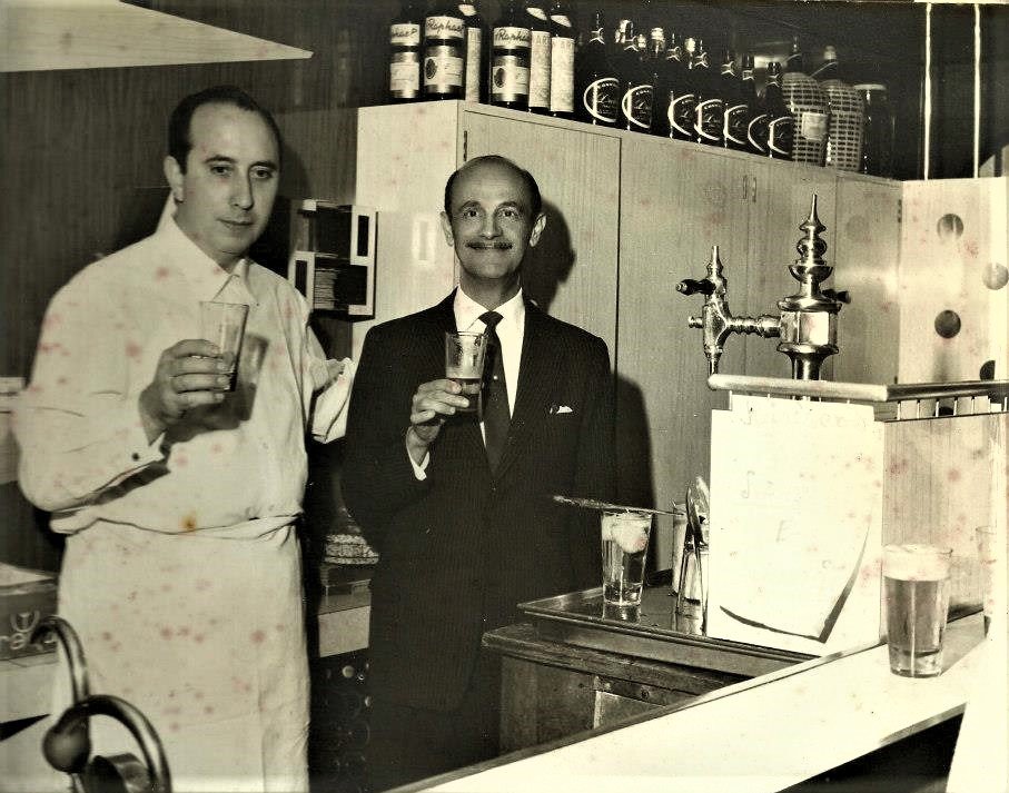 Peça teatral celebra os 90 anos do Grêmio Português de Nova Friburgo 5 Mário Babo, à esquerda foi quem trouxe o chopp para Nova Friburgo. Acervo família Babo