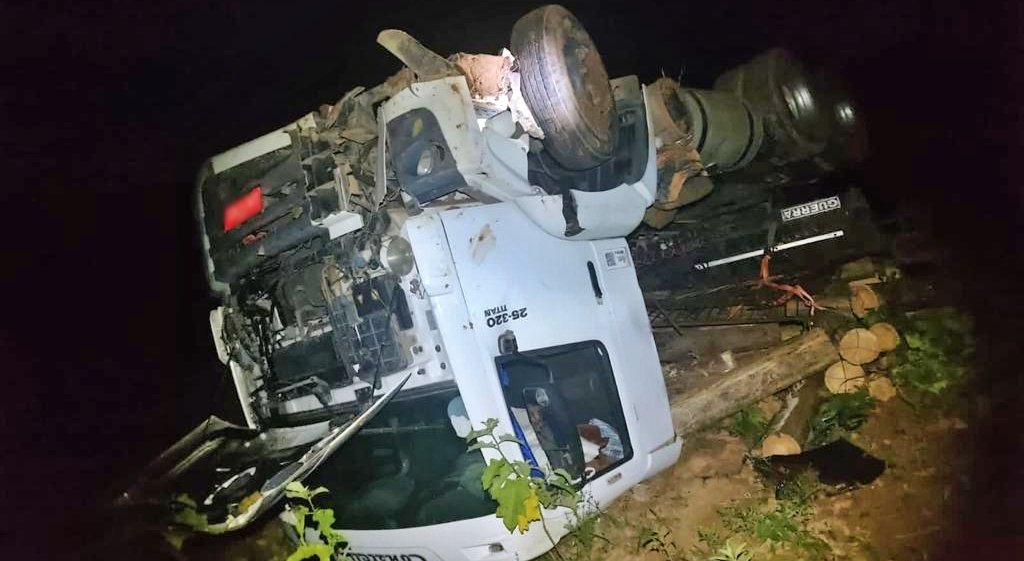 Caminhão capota ao cair em ribanceira em Santa Maria Madalena