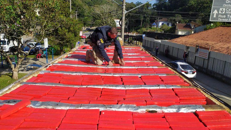PRF apreende mais de uma tonelada de maconha em Petrópolis