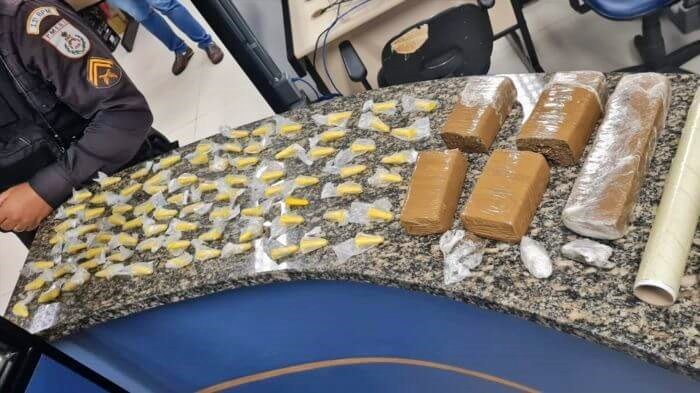 PM encontra drogas no baú de moto em casa no centro de Nova Friburgo