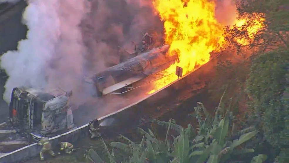 Caminhão-tanque explode na Serra de Petrópolis, mata motorista e atinge veículos