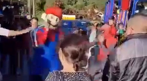 Vídeo mostra briga de intérpretes de personagens animados em Teresópolis