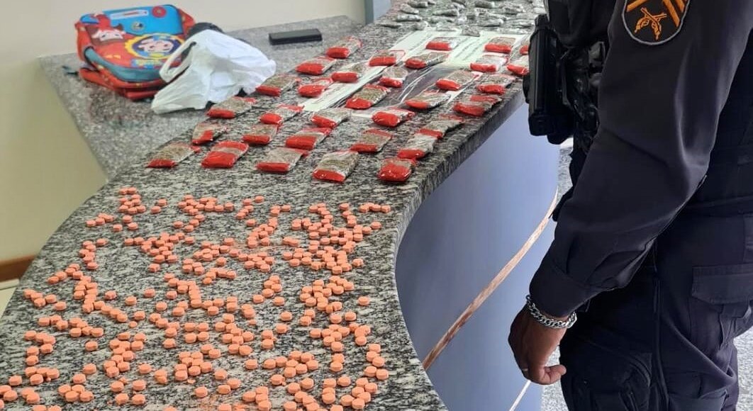 PM prende dois homens e apreende ecstasy e maconha em Macuco