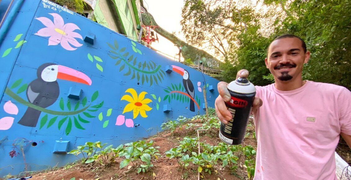 Artista de Cantagalo faz grafite em muro no teleférico de Nova Friburgo