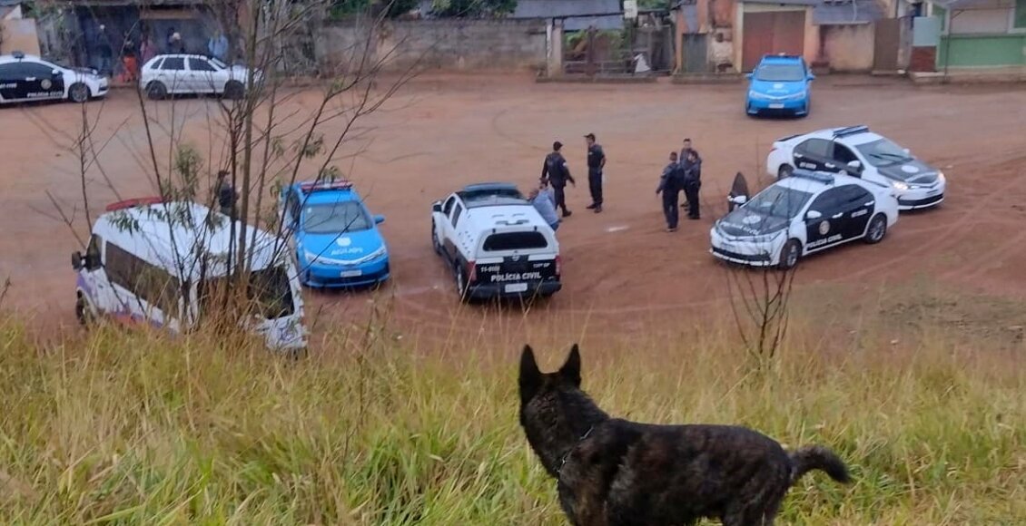 Polícia usa cães farejadores contra o tráfico de drogas em Cordeiro