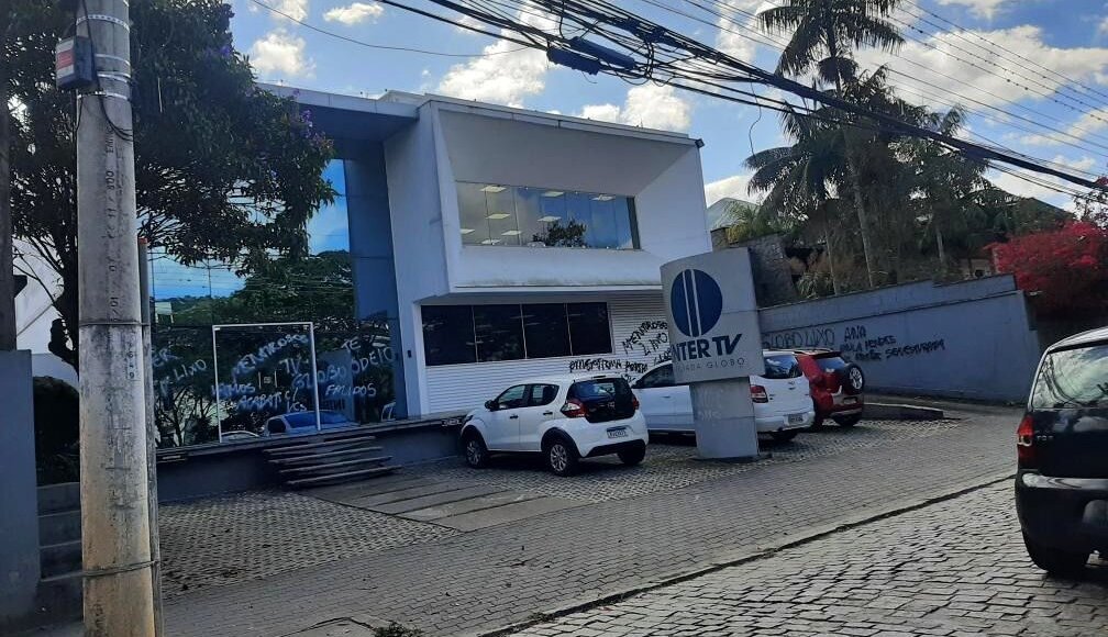 Prédio da Inter TV em Nova Friburgo é alvo de pichação com ameaças