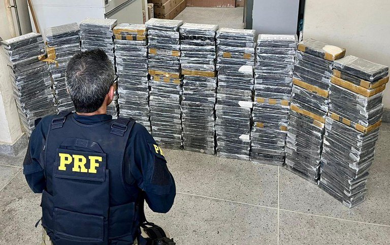 Campos: PRF apreende 320 quilos de cocaína em fundo falso de caminhão