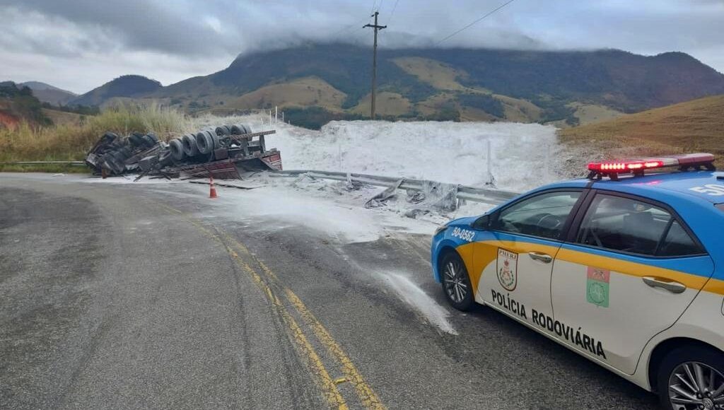 Carreta capota na serra de Córrego da Prata, em Carmo