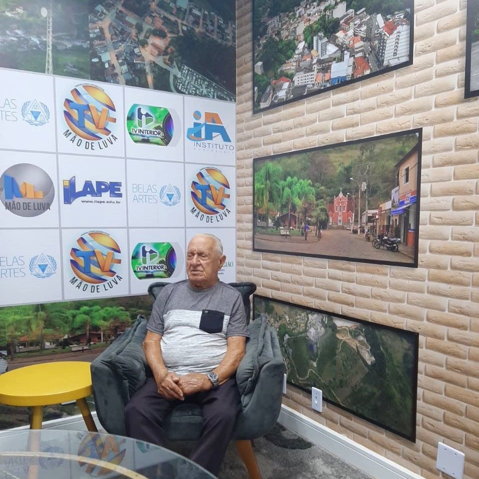 Cantagalo: Celso Frauches e Júlio Carvalho lançam livro 'Viajando no Tempo' 1 Foto 2 - Estúdio do Museu de Imagem e som de Cantagalo (MISC), mantido pelo Instituto Mão Luva. Na foto, o entrevistado é o empresário Jorge Richa.