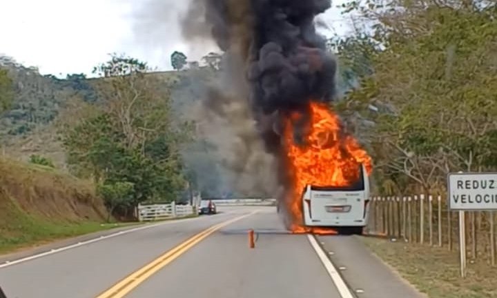 Micro-ônibus com pacientes da Saúde pega fogo em Itaperuna