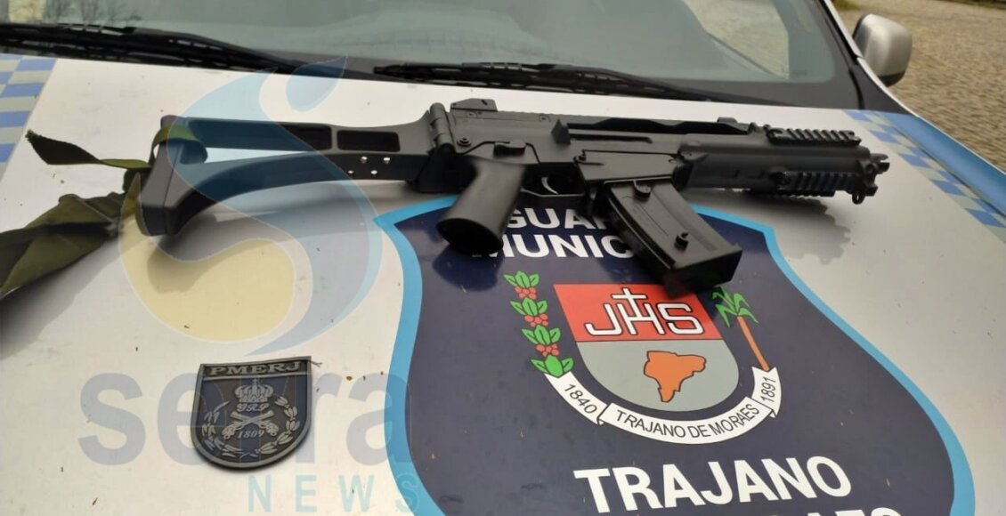 PM apreende réplica de fuzil e prende três por tráfico de drogas em Trajano de Moraes