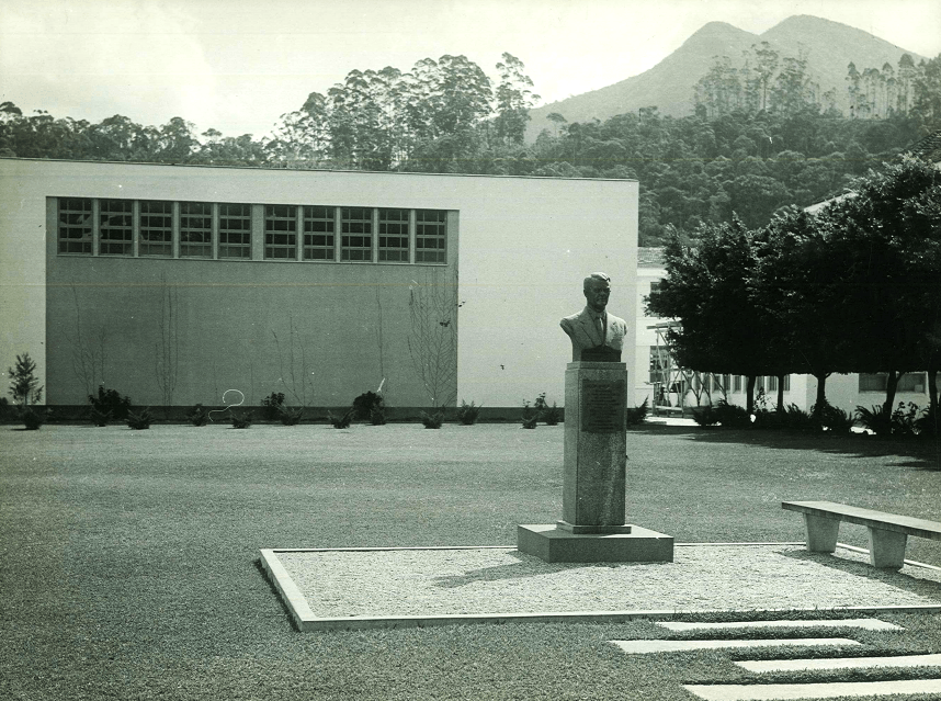 O caso dos prisioneiros alemães no Sanatório Naval de Nova Friburgo 6 Busto de Richard Hugo Otto Ihns nas instalações da Fábrica de Rendas Arp. Acervo Espaço Arp