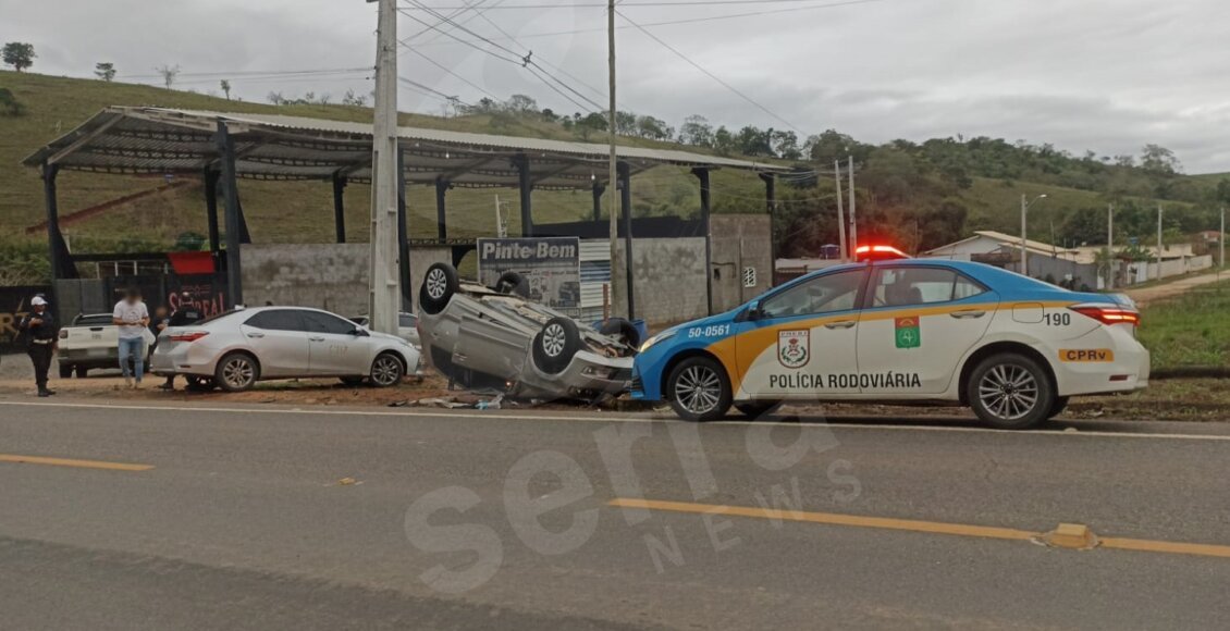 Carro capota e fica com as rodas para cima após acidente em Itaocara
