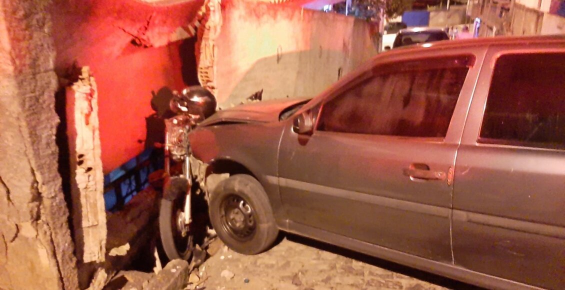 Carro colide contra moto e atinge muro de casa em Itaocara
