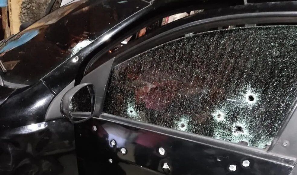 Militar do Exército é morto a tiros dentro do carro em Petrópolis; mulher também foi atingida