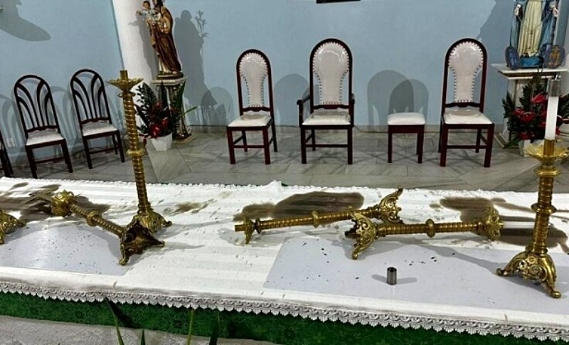 Homem tenta atear fogo dentro de igreja em Itaperuna