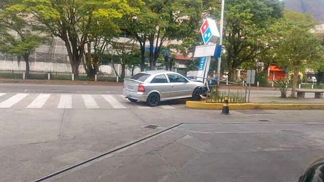 Carro atinge totem de posto em acidente no centro de Nova Friburgo