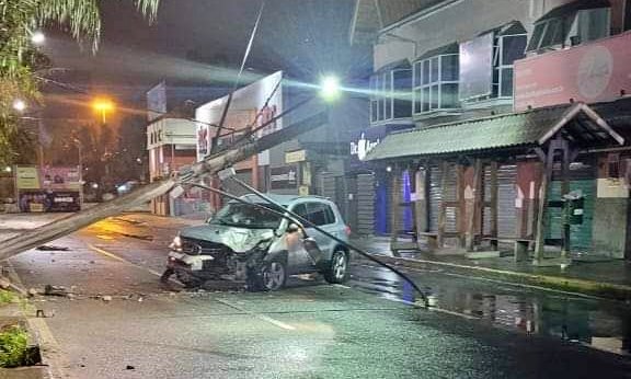 Vídeo: Carro derruba poste no Paissandu, em Nova Friburgo