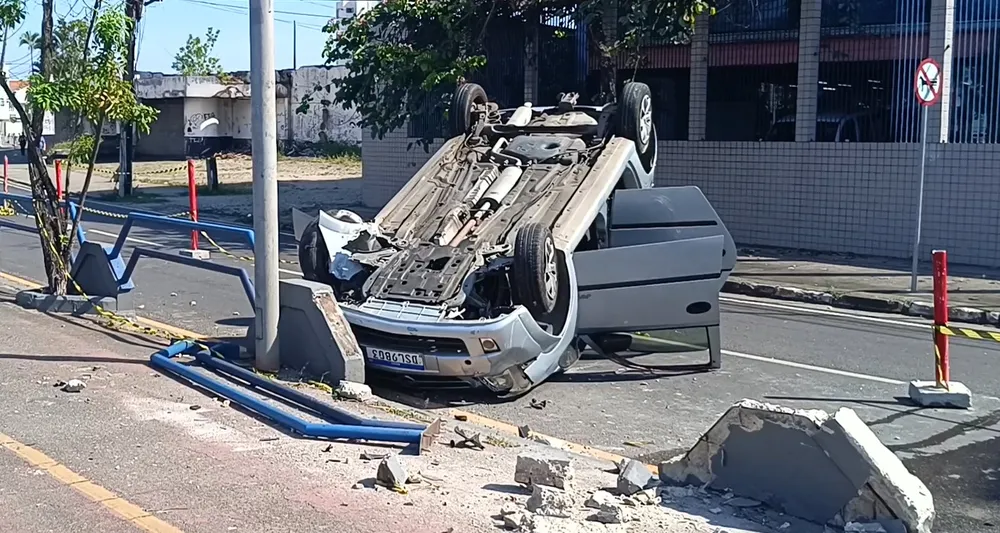 Motorista morre após capotar com o veículo em avenida no centro de Campos