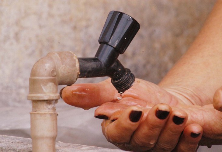 Moradores de Cantagalo estão sem abastecimento de água há vários dias