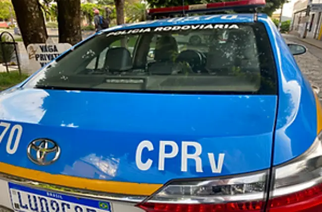 Carro capota às margens da RJ-116 e faz quatro vítimas em Bom Jardim